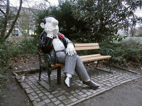Loriot Figure