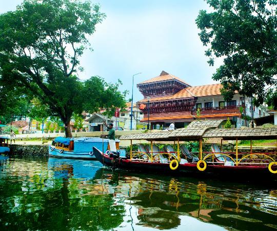 Sisir Palace Backwater Resort