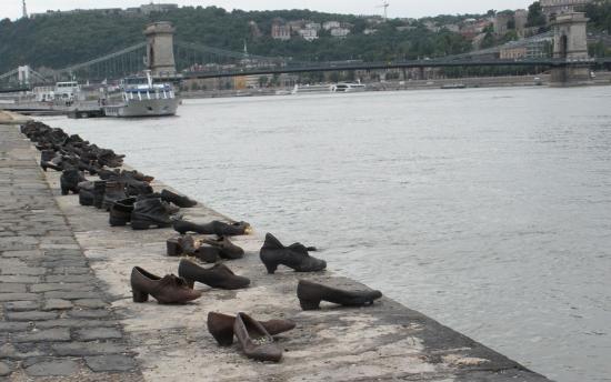 Zapatos en el Danubio